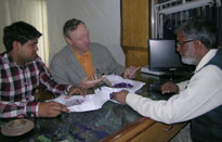 Broker and buyer discussing in Gemsbrokers trading office in Jaipur, India