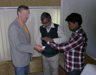 Comprador y broker en la oficina de comercio de gemas en Jaipur, India